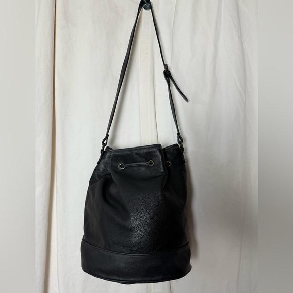 Tommy Hilfiger Black Bucket Bag Adjustable Strap, Interior Pockets, Gathered Top - Picture 5 of 10